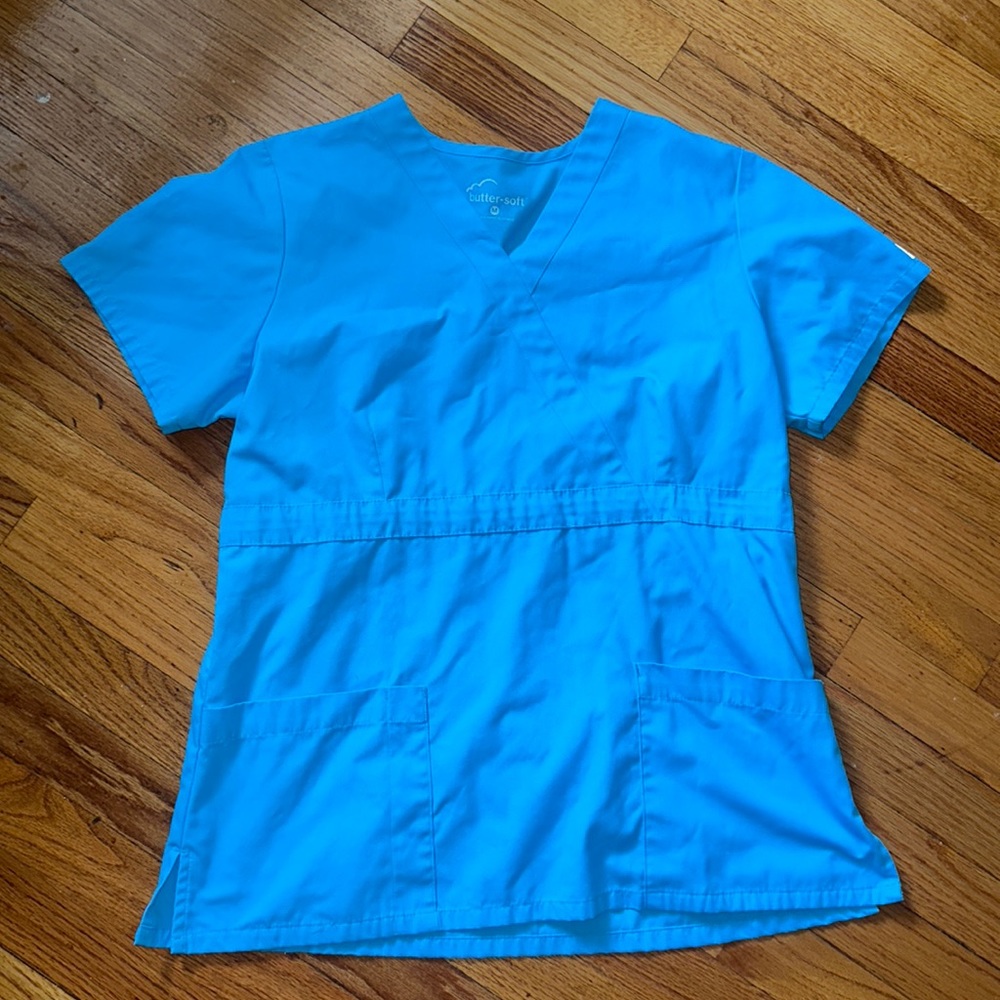 Buttersoft scrub top M nwot